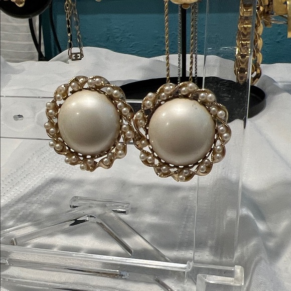 Jewelry - Vintage Pearl and Gold Women's Earrings Clip On grandma core Pinterest